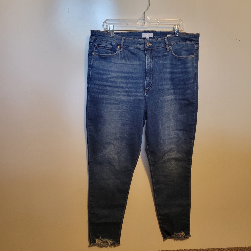18 SOPHIA VERGARA ROSA CURVY ANKLE DISTRESSED JEANS STRETCH